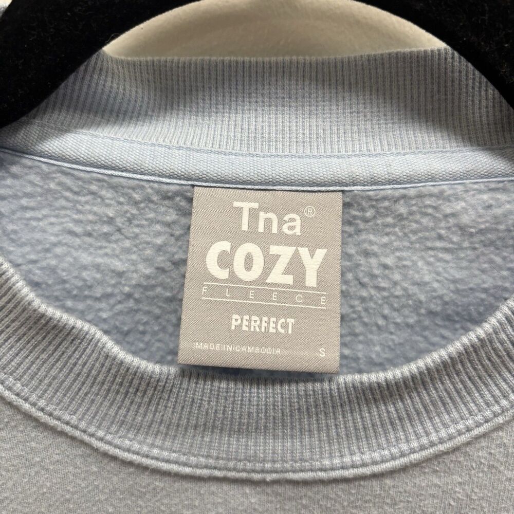 Aritzia Tna Sz Small Light Blue Cozy Fleece Perfect Cropped Raw Hem Sweatshirt - Picture 4 of 8